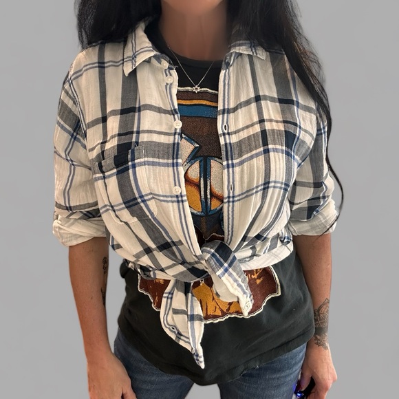 American Eagle Outfitters Boyfriend Fit Button Down Shirt. Size Medium. - Picture 1 of 11